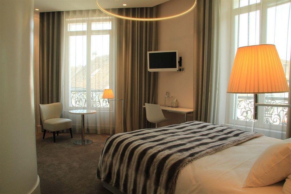 פרובן Le Cesar Hotel מראה חיצוני תמונה